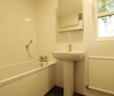 4 bedroom link detached house to rent - Photo 2