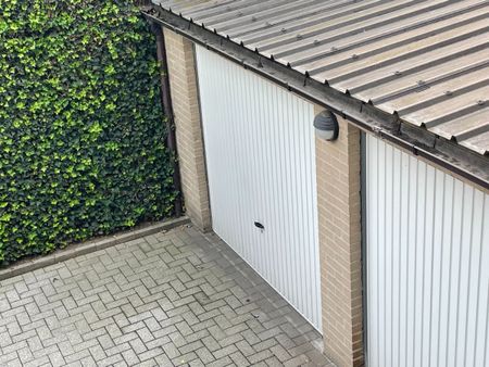 ruim instapklaar twee slaapkamer appartement met groot terras & gelijkvloerse garage - Foto 4