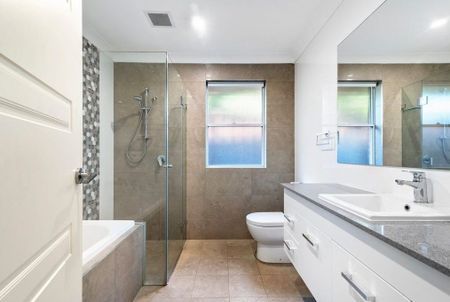 LARGE FAMILY HOUSE! - Photo 4