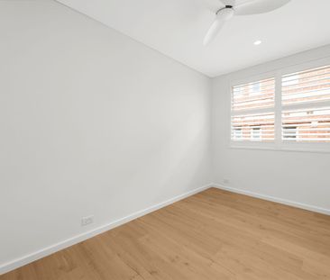Brand-New Renovation – 3-Bedroom Apartment in Prime Bondi Location - Photo 2