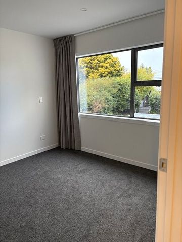 Modern 4BR Townhouse in Leamington - Photo 2