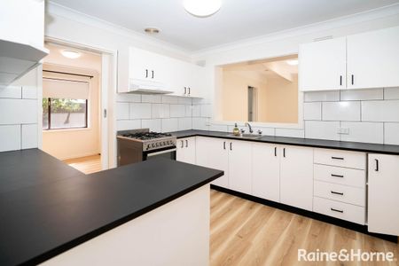 SPACIOUS & UPDATED FAMILY HOME IN PRIME CENTRAL LOCATION - Photo 2