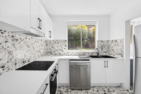 Stylish Freshwater Apartment – 6 Month Lease & Utilities - Photo 3