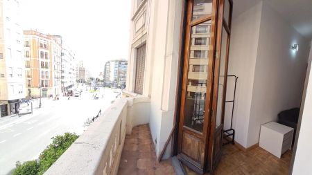 Room in a shared 6-bedroom apartment for rent in La Roqueta, perfect for professionals or students - Foto 3