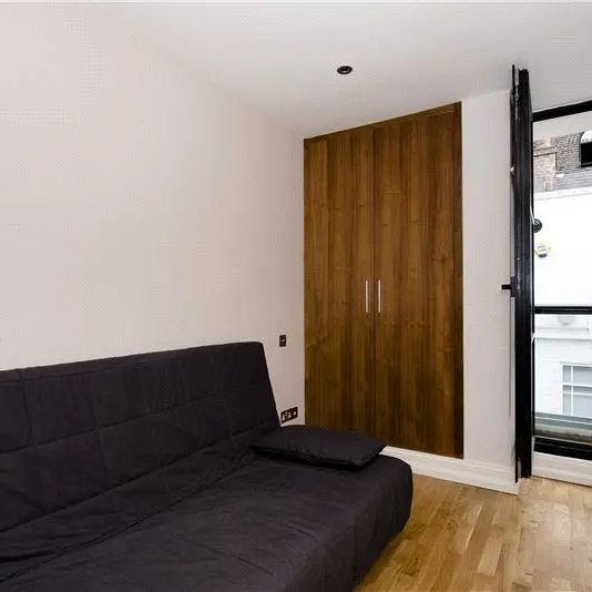 2 bedroom house in London - Photo 1