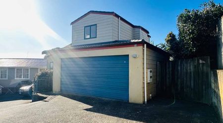 Newly Renovated Family Home in Prime Pakuranga Location” - Photo 2