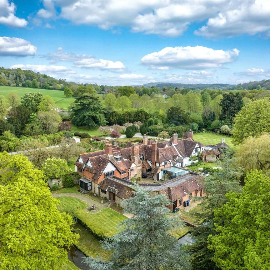 Magnificently historic and beautifully presented five bedroom wing in romantic gardens. - Photo 1