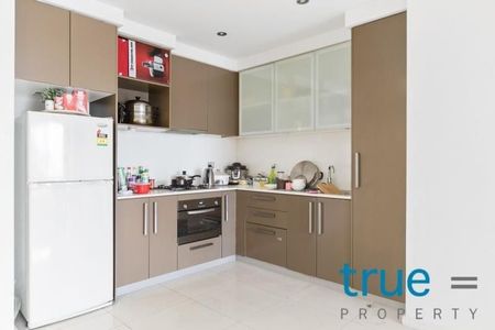 LUXURIOUS AND UNIQUE LIGHT FILLED APARTMENT - Photo 3