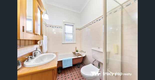 Nice Family House in a Premier Location - Photo 1