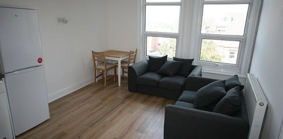 Flat 5, 27 Richmond Road, Headingley, Leeds - Photo 2