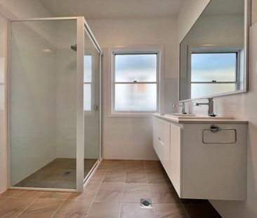 Fully Renovated Family Home with Air Conditioning - Photo 6