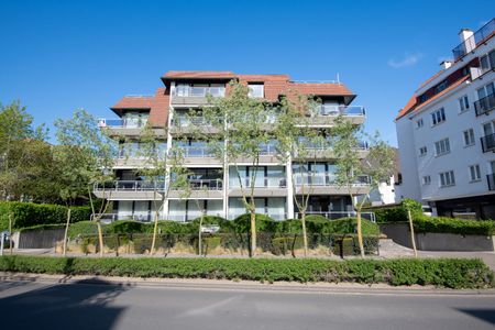 Ongemeubeld hoekappartement (inclusief garagebox) met veel licht en mooie terrassen vlakbij het Albertplein in het Zoute. - Foto 3