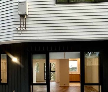 Modern Refurbished Townhouse with Sky Tower View & Pool Access - Photo 4