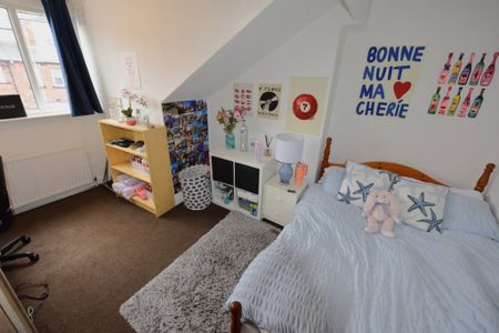 6 bedroom House in Hyde Park, Leeds - Photo 4