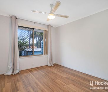 Stylish Living Awaits: 3BR Home Near Dining, Shops & Transport! - Photo 4