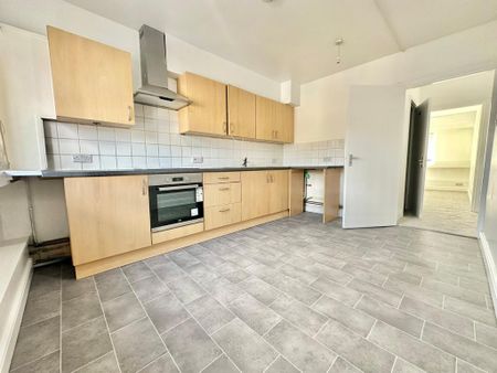 3 bedroom flat to rent - Photo 2
