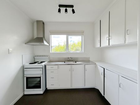 Two Bedroom Unit with Carport in Remuera - Photo 3