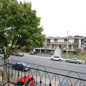 Saint Léonard- 4 1/2 2e étage semi meublé: cuisinière,frigo, table avec 6 chaises,matelas queen,rideau - Photo 2