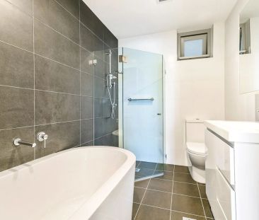 Stylish & Spacious Two-Bedroom Apartment in Prime Canterbury Location - Photo 6