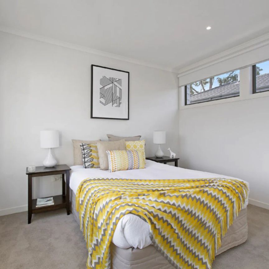 STREET FRONT PRIVATE TOWNHOUSE, WALKING DISTANCE TO SOUTHLAND! - Photo 1