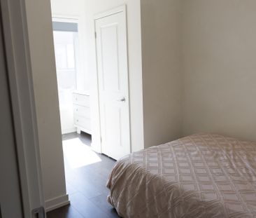 For Lease - 206 Huguenot Road, Oakville, Ontario - Photo 1