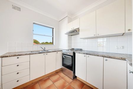 Stylishly Updated Apartment with Leafy Views in Prime Lane Cove Location - Photo 4