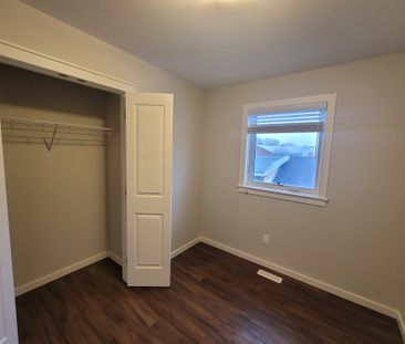 Adorable 2 Bedroom + Den, 2.5 Bathroom in Lacombe - Pet-Friendly! - Photo 6