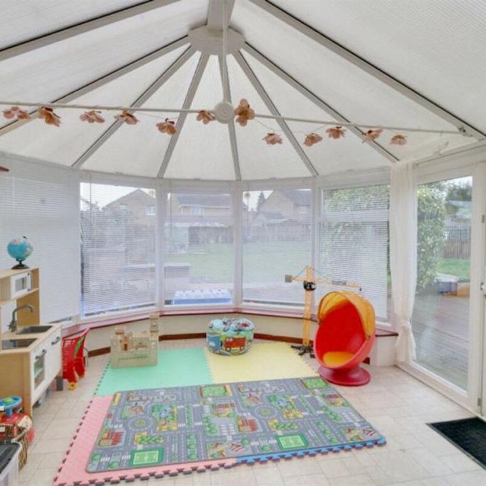 4 bedroom end of terrace house to rent - Photo 1