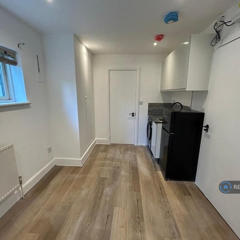 4 bedroom flat to rent - Photo 1