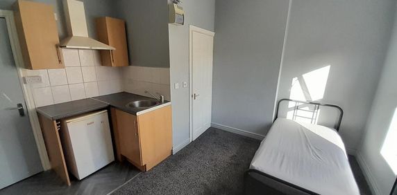 1 bedroom in a house share to rent - Photo 2