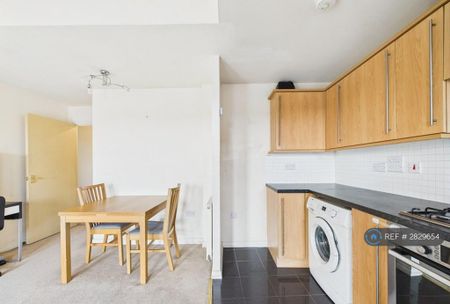 2 bedroom flat to rent - Photo 4