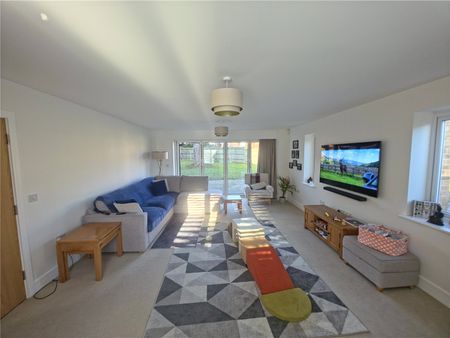 Lulworth Place, Epsom, Surrey, KT19 8GQ - Photo 2