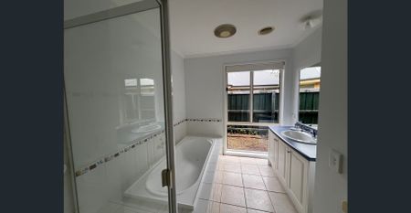 Spacious Family Home on Double Block- Garden Maintenance included - Photo 5