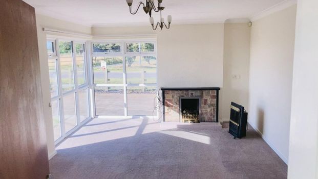 3 bedroom Bungalow To Let - Photo 1