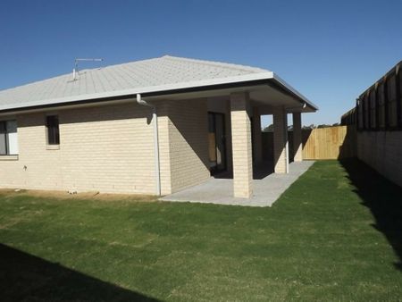 4 bedroom split level family home located in Coomera. - Photo 3