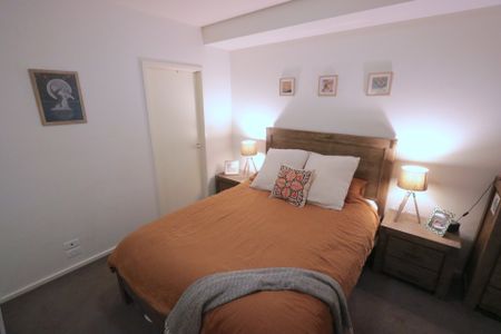 Modern two bed apartment in Parkville - Photo 4