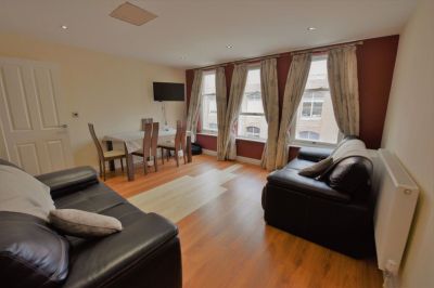 3 bedroom Flat in Flat 5, Leeds - Photo 4