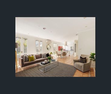 Private boutique 3 bedroom/2 car townhouse in a premier position - Photo 4