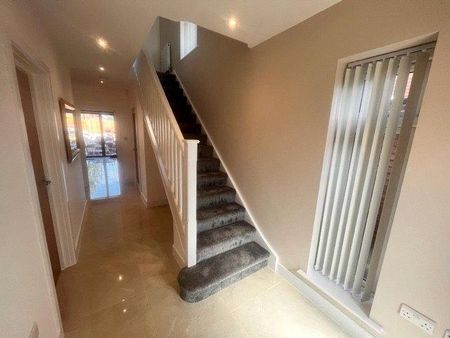 5 bedroom detached house to rent - Photo 3