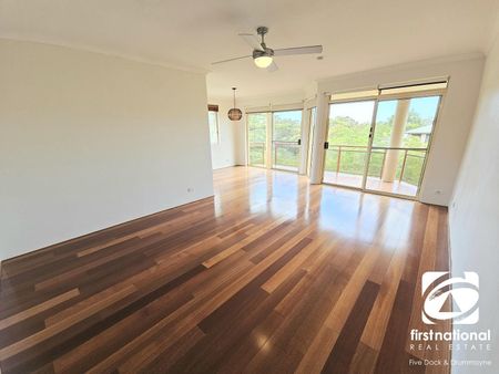 HUGE 3 BEDROOM APARTMENT + DOUBLE LOCK-UP GARAGE - Photo 2