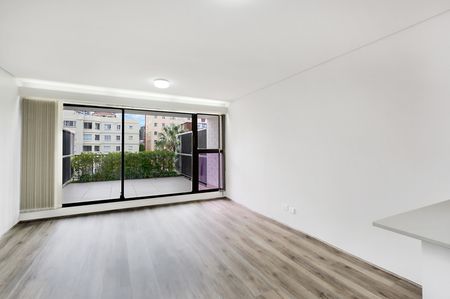 B42/100 Elizabeth Bay Road, Elizabeth Bay NSW 2011 - Apartment For Rent | Domain - Photo 2