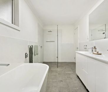 Beautiful 4 Bedroom Home - Photo 3