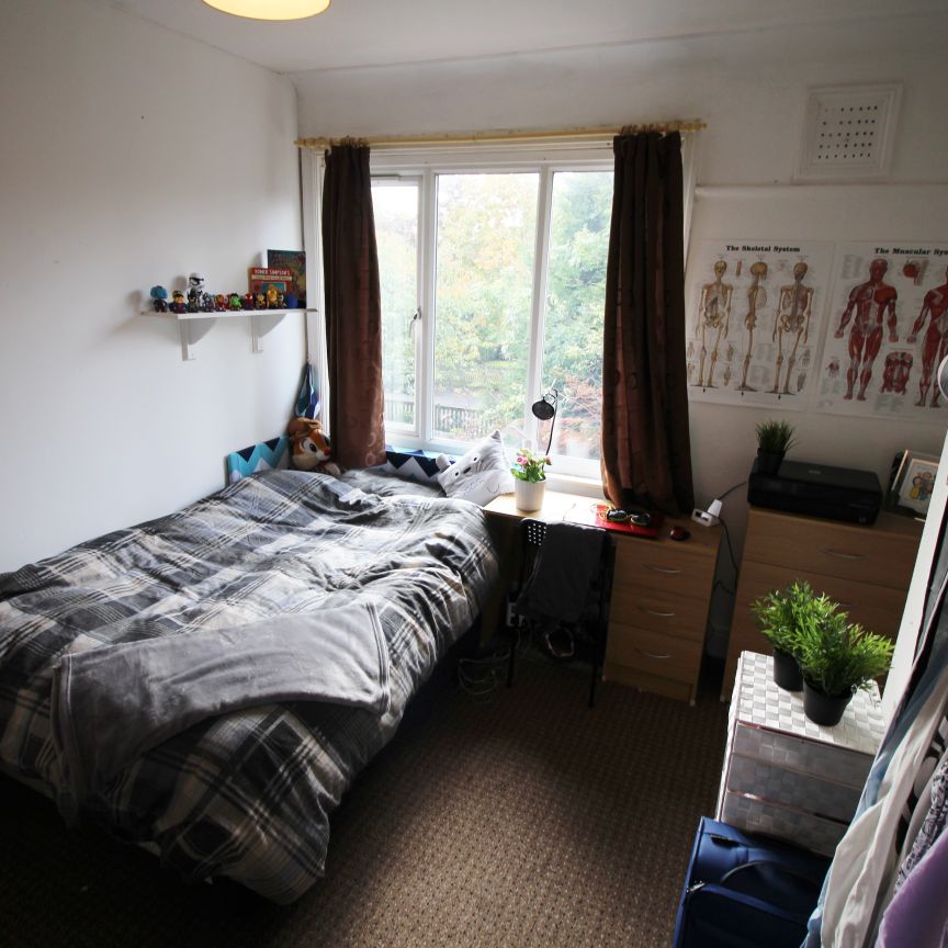 5 Bed - 2 Headingley Crescent, Headingley, Leeds - LS6 3EH - Student - Photo 1