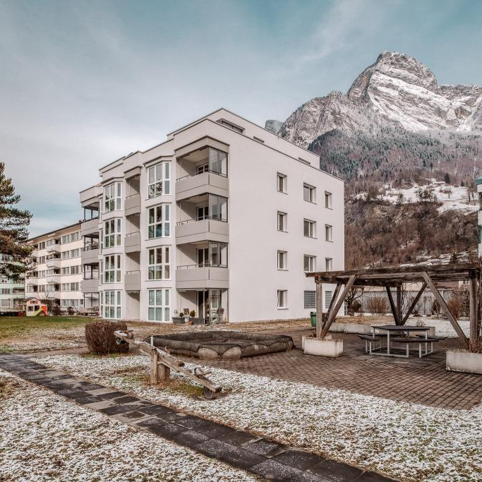 Sanierte 2.5-Zimmer-Attikawohnung mit Bergblick zu vermieten - Photo 1