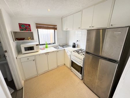 EQUIPPED ST KILDA FOUR BEDROOM APARTMENT. - Photo 4