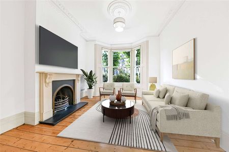 NOT SHARER FRIENDLY - Recently refurbished, mid-terraced, five bedroom family house. - Photo 2