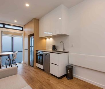 Fully furnished, Central and available now! - Photo 4
