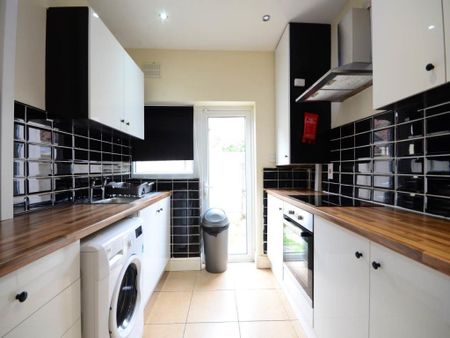 4 bedroom end of terrace house to rent - Photo 3