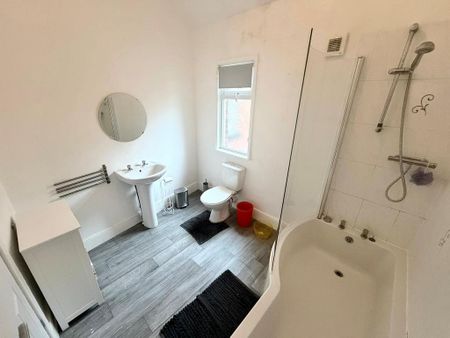 3 bedroom end of terrace house to rent - Photo 3