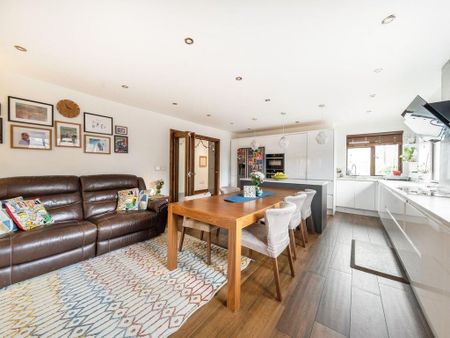 5 bedroom detached bungalow to rent - Photo 3